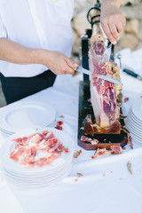 Frisch geschnittener Prosciutto - Italienisches Essen