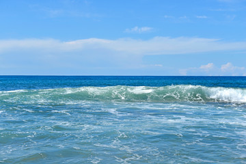Paesaggio di mare con onde.