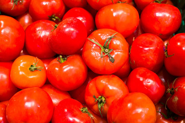 fresh tomatoes on the supermarket counter