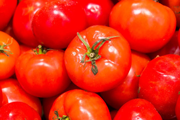 fresh tomatoes on the supermarket counter