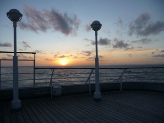 Sonnenuntergang auf Deck, auf dem Schiff,