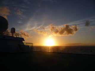 Naklejka na ściany i meble Sonnenuntergang auf Deck, auf dem Schiff,