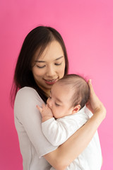 赤ちゃんを抱いた若い女性