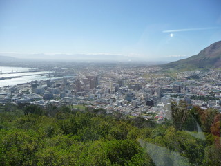 Afrika weites Land mit Berge, Grün und Himmel