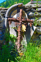 Croce con crocifisso arruginito  abbandonato.