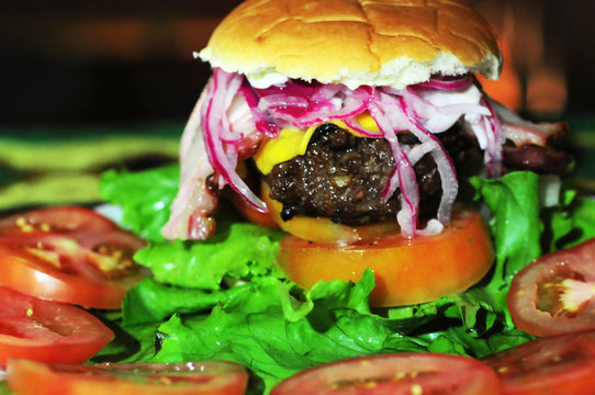 Ingl&ecirc;s sanduiche de hambuerguer com cebola queijo tomate e alface Voc&ecirc; quis dizer: sandu&iacute;che de hambuerguer com cebola queijo tomate e alface hamburguer sandwich with onion cheese tomato and lettuce