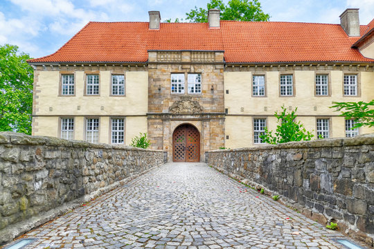 Br&uuml;cke und Eingang eines historischen Schlosses in Herne in einem &ouml;ffentlichen Park