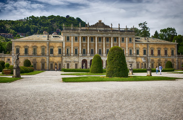 Obraz premium COMO, ITALY, MAY 9, 2015 - View of Villa Olmo and gardens on Como lake, Italy.