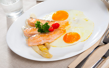 Fried eggs with salmon and asparagus
