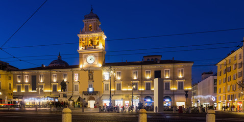 Fototapeta premium Parma city hall illuminated at evening, Garibaldi square