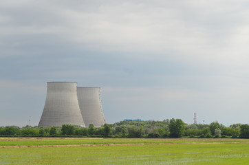 Centrale nucleare in mezzo alle risaie