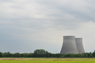 Centrale nucleare in mezzo alle risaie