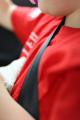 CINTURA DI SICUREZZA NERA ALLACCIATA AD UN BAMBINO SEDUTO IN AUTO