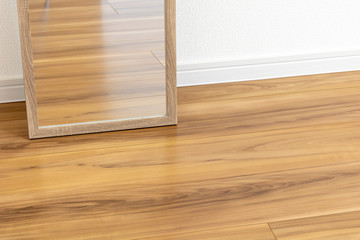 フローリングの部屋に置いた鏡