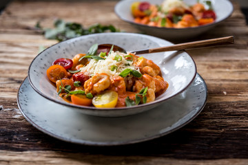 Gnocchi mit Tomatensauce, frischen Tomaten und Basilikum 