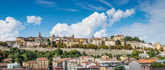 Stof per meter Panoramisch uitzicht op de skyline van de oude binnenstad van Bergamo, in de buurt van Milaan in Italië © mrriley