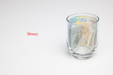 Dinero en efectivo, billetes de euros sacados del Banco central Europeo. El dinero es la base de la economía capitalista, los bancos lo dejan a un cierto tipo de interés, las empresas pagan a sus prov