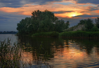 Fototapeta na wymiar On the lake in the evening before sunset