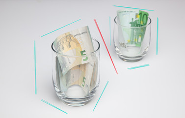 Billetes de 50 euros, de 20 euros, de 5 euros, de 100 euros, dinero necesario para ir al mercado y...