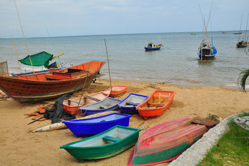 Obraz premium Small boat by the sea
