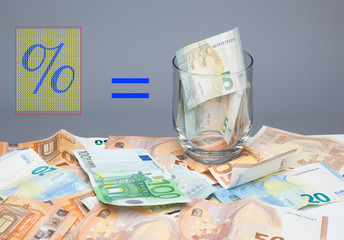 Billetes de 50 euros, de 20 euros, de 5 euros, de 100 euros, dinero necesario para ir al mercado y...