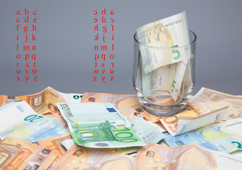 Billetes de 50 euros, de 20 euros, de 5 euros, de 100 euros, dinero necesario para ir al mercado y...