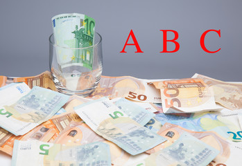 Billetes de 50 euros, de 20 euros, de 5 euros, de 100 euros, dinero necesario para ir al mercado y comprar cosas cotidianas, dinero para hacer negocios, dinero para la empresa, los bancos, las hipotec