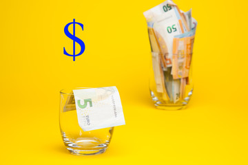 Billetes de 50 euros, de 20 euros, de 5 euros, de 100 euros, dinero necesario para ir al mercado y...
