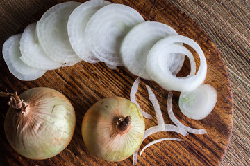 Cebollas picadas sobre tabla de madera