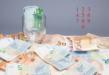 Billetes de 50 euros, de 20 euros, de 5 euros, de 100 euros, dinero necesario para ir al mercado y comprar cosas cotidianas, dinero para hacer negocios, dinero para la empresa, los bancos, las hipotec