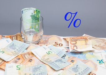 Billetes de 50 euros, de 20 euros, de 5 euros, de 100 euros, dinero necesario para ir al mercado y...