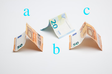 Billetes de 50 euros, de 20 euros, de 5 euros, de 100 euros, dinero necesario para ir al mercado y...