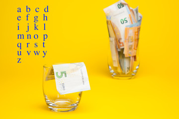 Billetes de 50 euros, de 20 euros, de 5 euros, de 100 euros, dinero necesario para ir al mercado y...