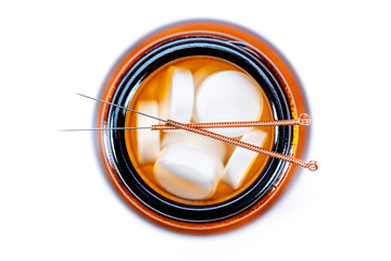 Alternativmedizin und Naturmedizin mit Homeopathischen Globulis und Akupunktur