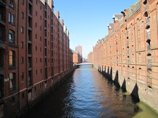 Naklejka premium Canal between Buildings in Hamburg, Germany