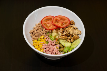 Ensalada mixta con atún, maiz, tomate y tiras de pollo