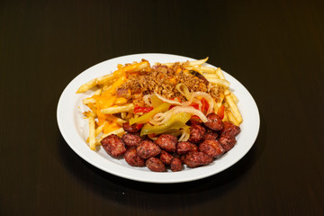 Plato combinado de chorizo, atún y patatas fritas