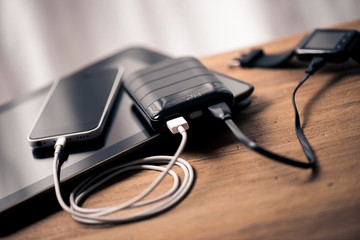 charging smartphone with power bank