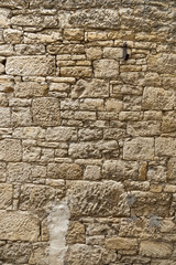 Alte gepflegte Sandsteinmauer aus gelbem Sandstein mit unregelmäßig großen und sehr kleinen...