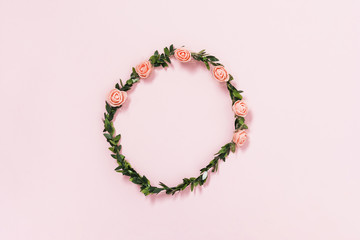 Obraz premium Tiara of artificial roses and leaves on pink background