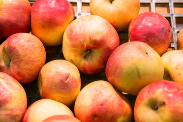 Fototapeta na wymiar delicious juicy apples on the supermarket counter