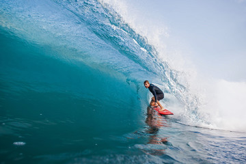 Surfer steht in der Tube - obrazy, fototapety, plakaty
