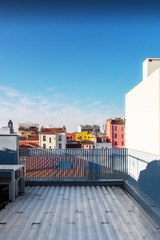 Vue sur les toits d'une ville d'une terrasse
