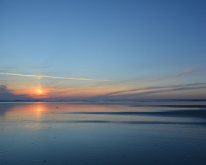 Coucher de soleil bleut&eacute; sur la plage 