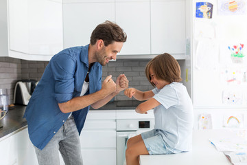 Obraz premium Father and son in kitchen
