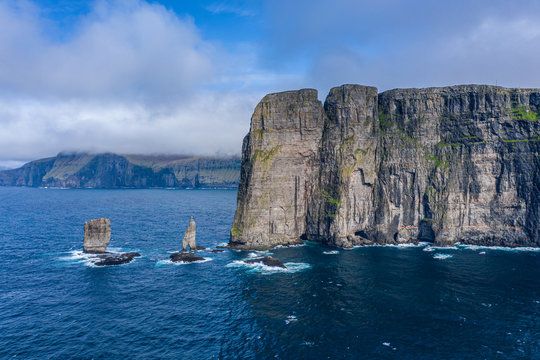 Risin og Kellingin, The Giant and the Witch, sea stacks rocks near Eidi, Faroe Islands