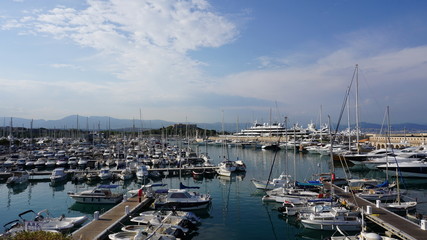 Fototapeta na wymiar Hafen Antibes mit seiden Wasser, Boote und Milliadärsyachten