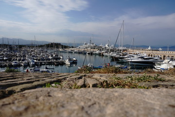 Fototapeta na wymiar Hafen Antibes mit stark seidenem Wasser. Mauer im Vordergrund