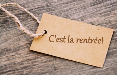 c'est la rentrée sur étiquette sur fond bois