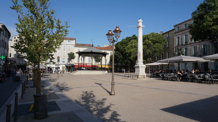 Place Nationale in Antibes, wenig Menschen, Tag